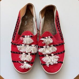 Preowned women’s size 8 Soludo Slip on  fabrics and tassel Sneakers